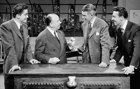 Farley Granger, James Stewart y John Dall escuchan atentamente  a “Hitch” en el set de emblemática “La Soga” (Rope – 1948)