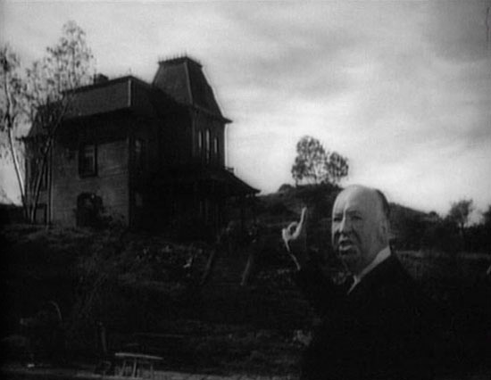 Alfred Hitchcock presenta la terrorífica mansión Bates para “Sicosis” (Psycho – 1960)
